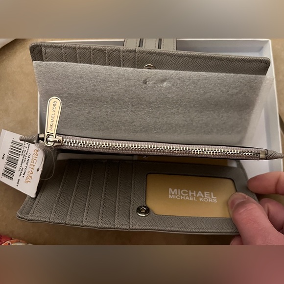 NWT Michael Kors Wallet - Picture 5 of 6